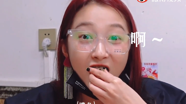 关晓彤|关晓彤：假期吃吃喝喝，到青岛走了一天的路连丝袜都被“蹭破了”