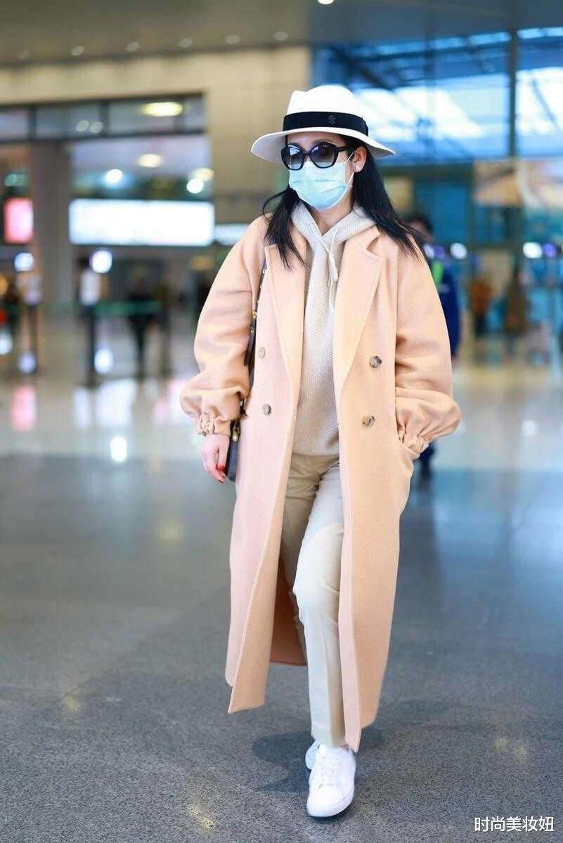 粉色|秦海璐才是“中年女人”穿搭模板，裸粉色大衣配卫衣，洋气又减龄
