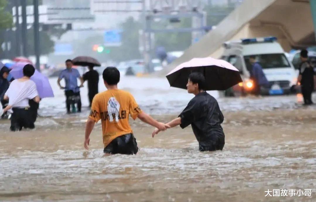 大国故事小哥|河南暴雨中,平凡的人们给我最多感动