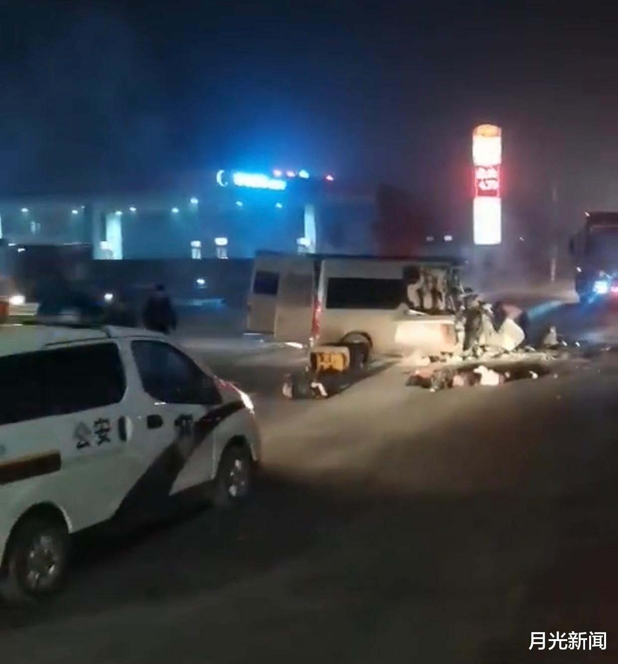 月光新闻 河南一客车深夜闯红灯，追尾货车致6死5伤，惨烈现场曝光