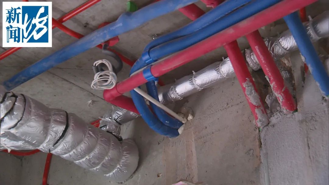 装修到崩溃!签个合同老板还改名?这两个字的区别你看得出吗