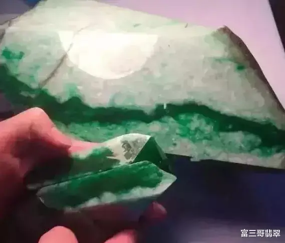 翡翠|底价47万的翡翠原石多次公盘无人问津，一刀切下暴涨千万！