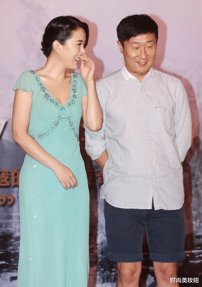 南瓜|又被颜丹晨的优雅气质迷倒，穿印花裙配淡雅妆容，美得很高级