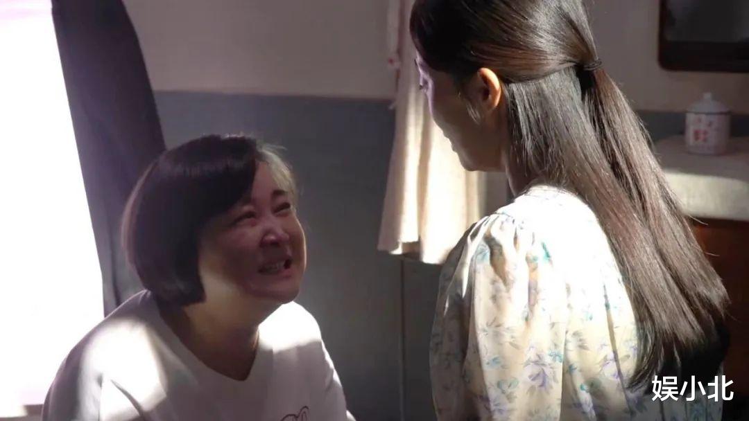 贾玲|《李焕英》细节戳心，贾玲爸爸本色出演，敞篷车车牌疑是妈妈忌日