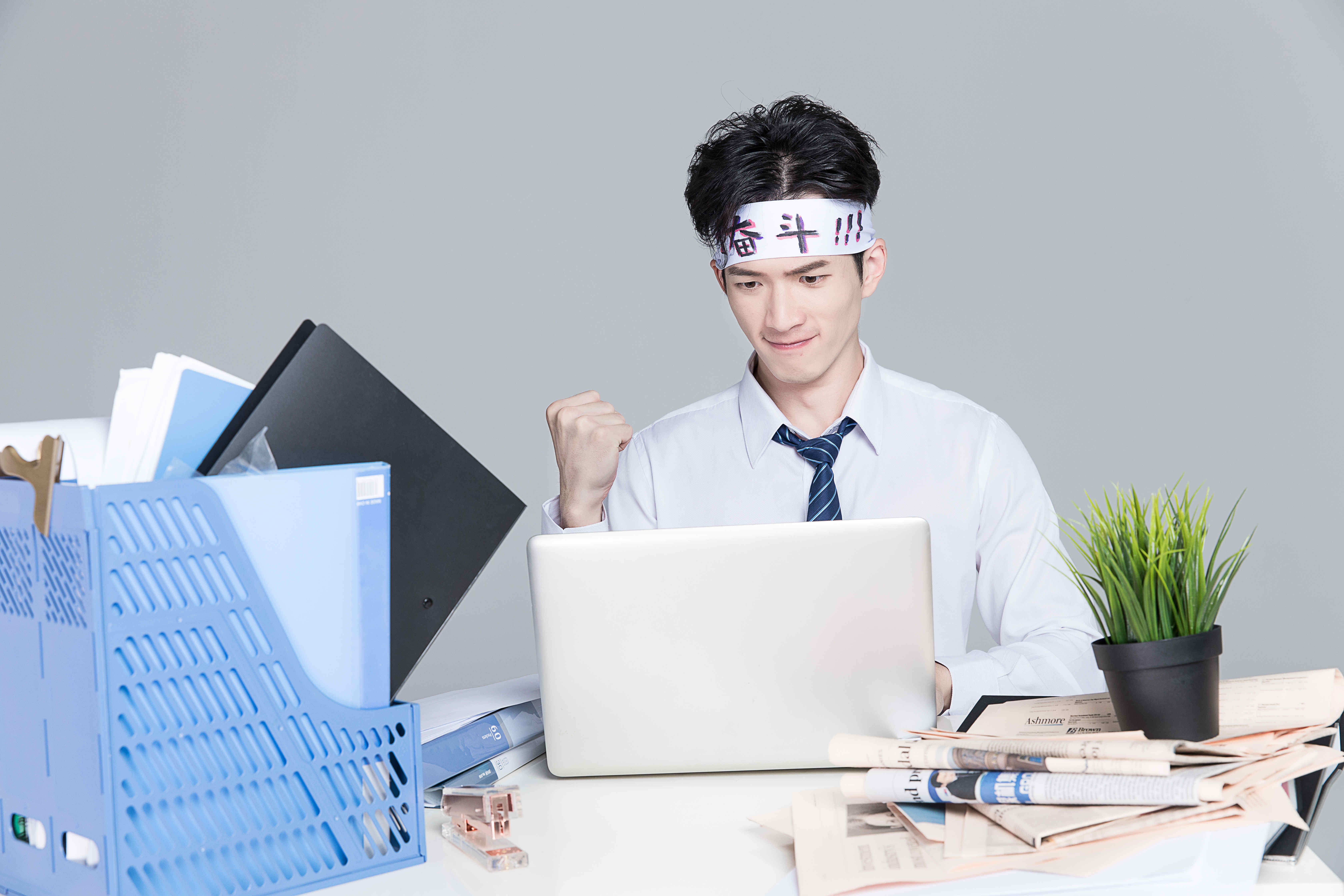 艾达币|职场中，拼命工作足够感动领导吗？