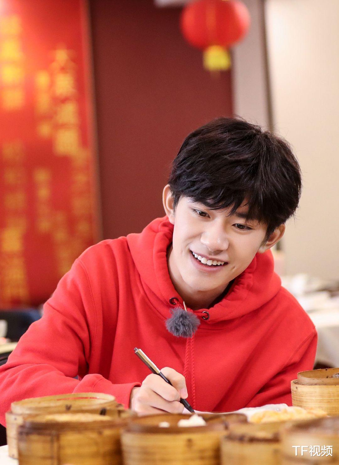 写真|粉丝偶遇易烊千玺，没有互相打扰，其透露千玺最后还说了谢谢