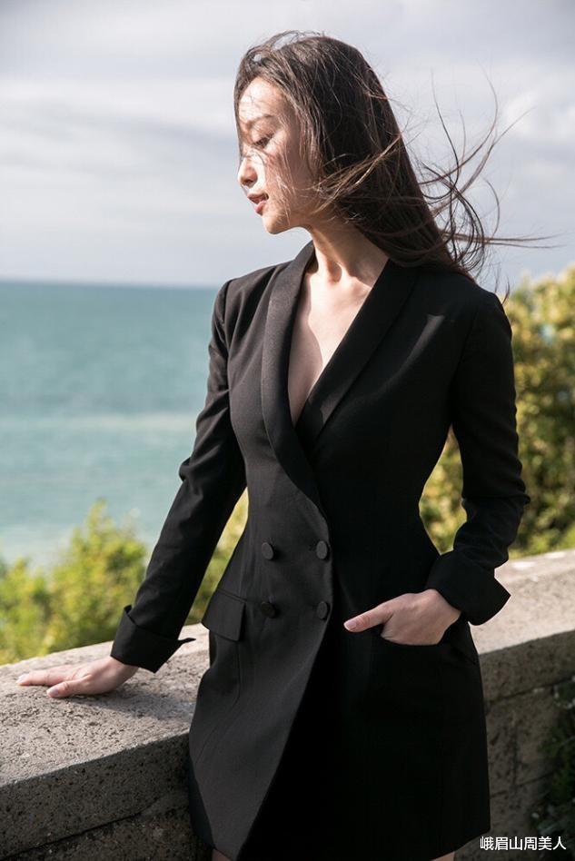 尹正|?倪妮的“斩男身材”太赞，穿吊带裹身裙没一丝赘肉，性感又妩媚