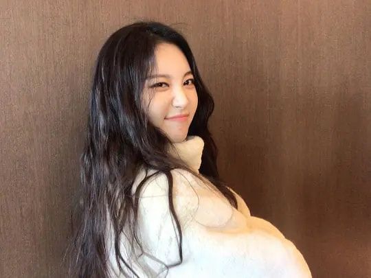 金亚荣|她曾豪砸5亿为腿投保,搀扶老奶奶被讹钱,还被粉丝寄送“刀片”