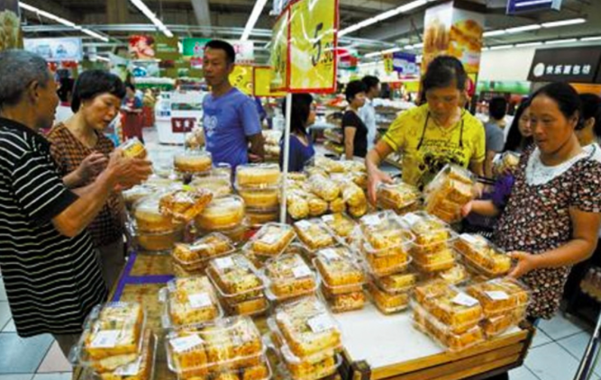 兜妈爱叨叨|宝妈低价购买“蛋糕边”引争议，父母给娃吃“边角料”寒酸吗？