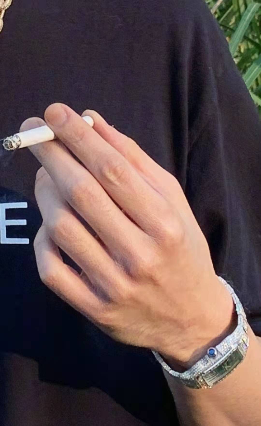 彭昱畅|歌手“热狗”晒照片引发争议，脖子上挂4条项链，随意吸烟不避讳