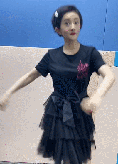 金铭|40岁金铭瘦到认不出，化浓妆扭秧歌被指老气，北大毕业后至今未婚