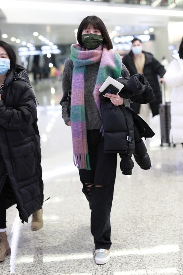 毛衣|李溪芮短发造型好萌，灰色毛衣配大长围巾，走路带风有校园魅力