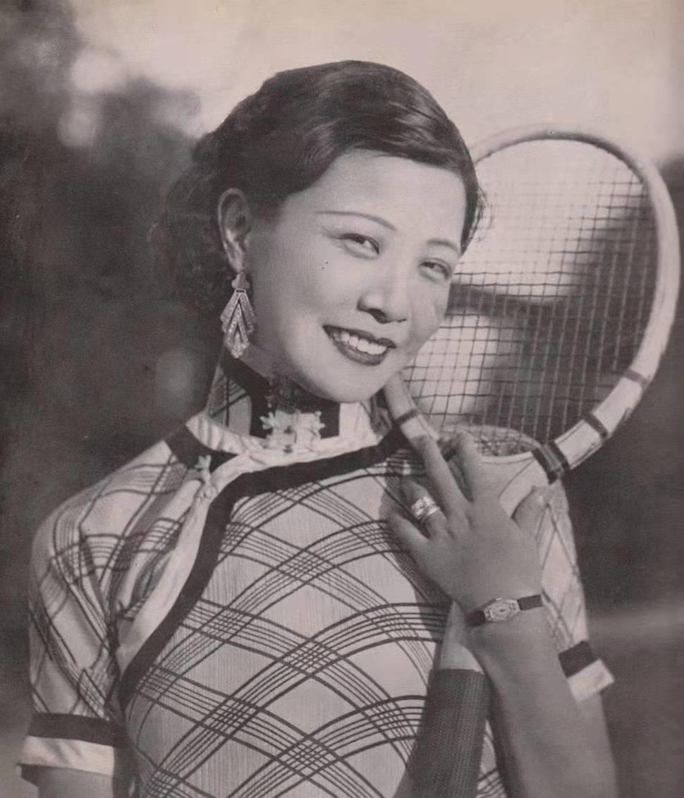 |她的生命停留在25岁，30万人主动为她送葬，现场还有7人为她殉情