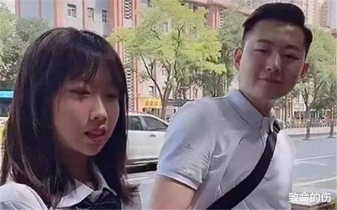 冻龄|“最嫩爸爸”火了,接女儿放学遭误会,女儿:不是男友,是爸爸