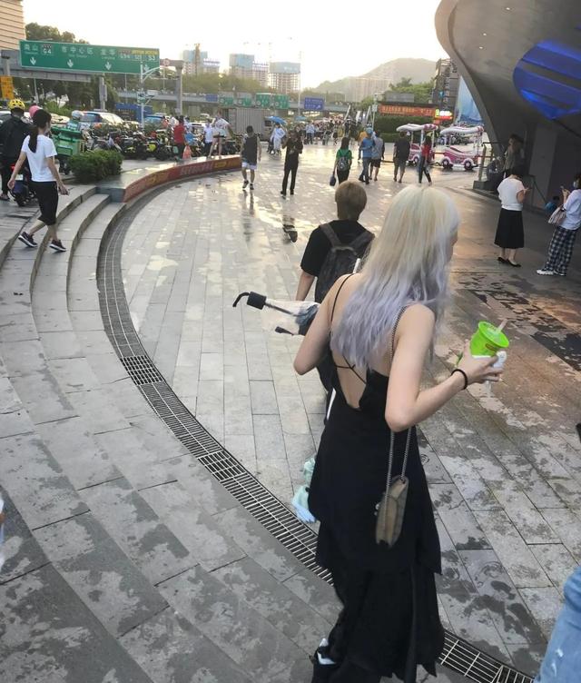 深圳市 深圳一女网红衣着暴露和经纪人逛街，大妈怒目而视：有伤风化