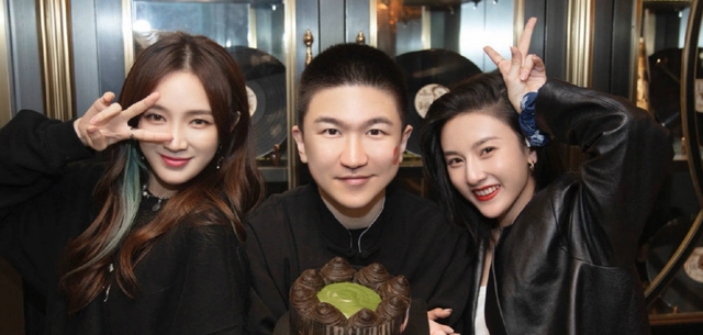 张大大|张大大晒生日照，现场摆6个蛋糕，baby，杨超越现身祝贺尽显排场