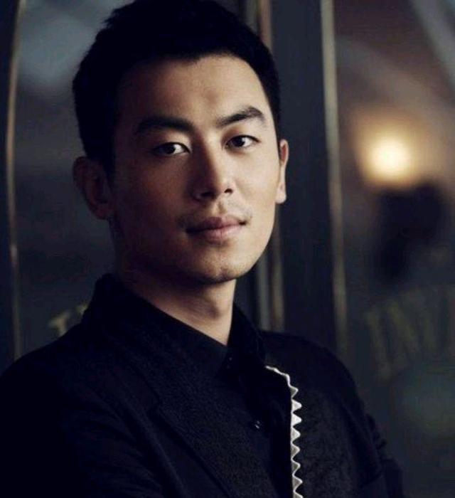 朱亚文|有种“尴尬”叫1.85米的胡歌遇上1.80米的朱亚文，打脸了