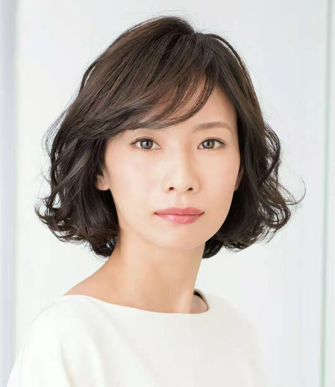 发型 这才是中老年人最美的发型，柔美蓬松烫+减龄染发，想不年轻都难
