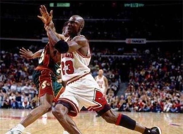 運(yùn)動(dòng)員|NBA黑人運(yùn)動(dòng)員從小吃不好，為什么身體素質(zhì)這么強(qiáng)，爆發(fā)力也很強(qiáng)
