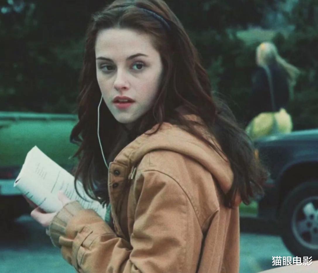 克里斯汀·斯图尔特|31岁暮光女新发型好抢眼，穿小背心又酷又飒，与新片形象差别太大