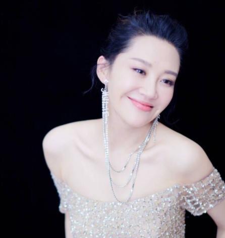 许晴|许晴51岁仍单身，被问及生理需求问题时，直接霸气回复7个字