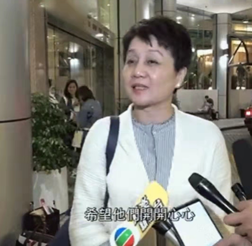 车晓|赌王四太疼儿媳不输向太！叠穿开衫变温柔奶奶，谈起孙女笑容不断