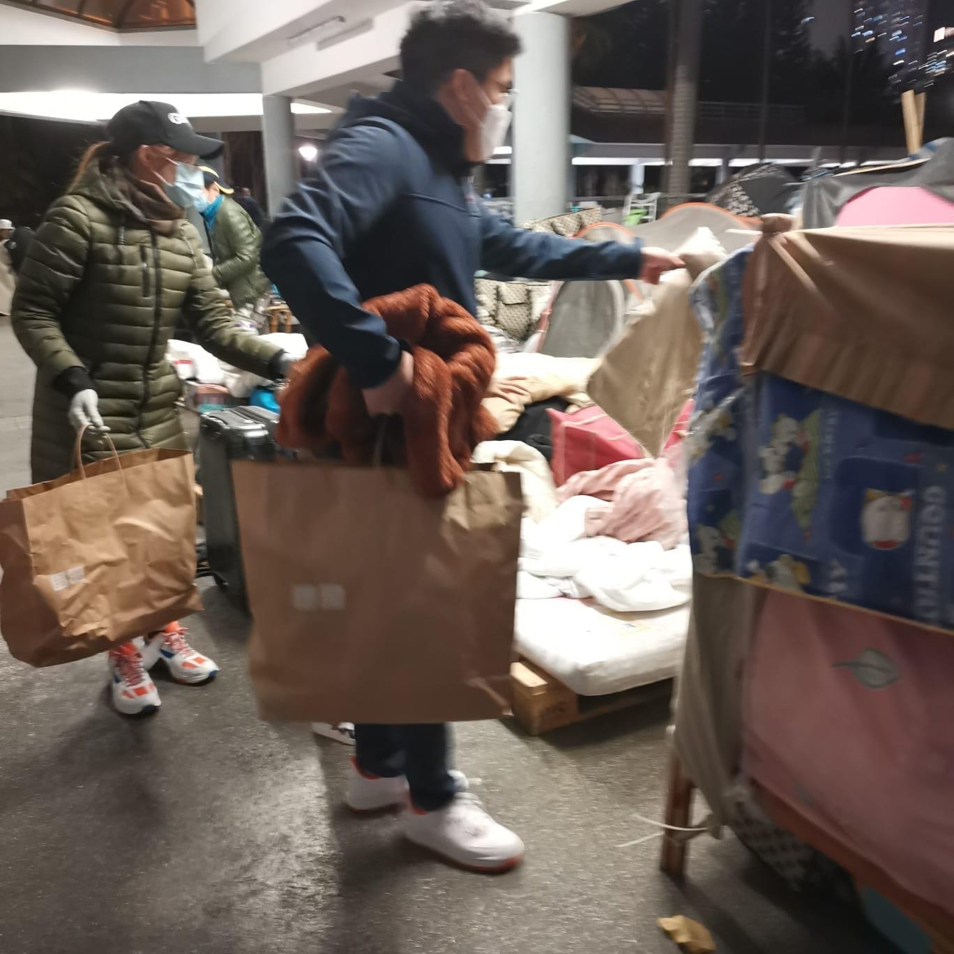 霍启刚|霍启刚携妻吃路边摊接地气,郭晶晶穿小香风出镜,戴耳环造型精致