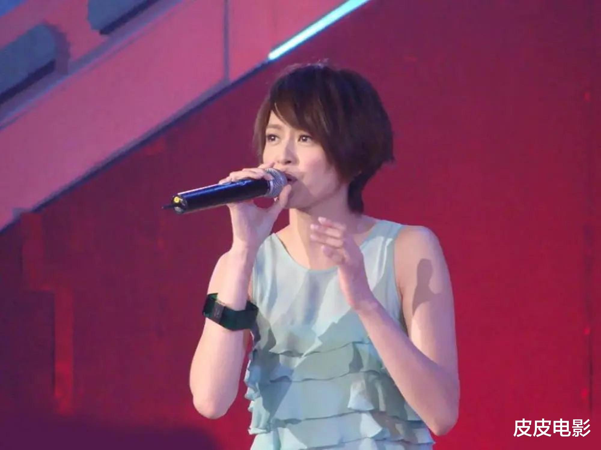 假唱|有人反拿话筒唱完整首歌，假唱歌手治理如何？今年春晚是转折点