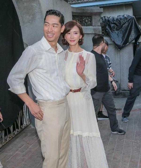 伪装者|林志玲近况曝光，美腿竟变罗圈腿，走路姿势被讽像日本女人