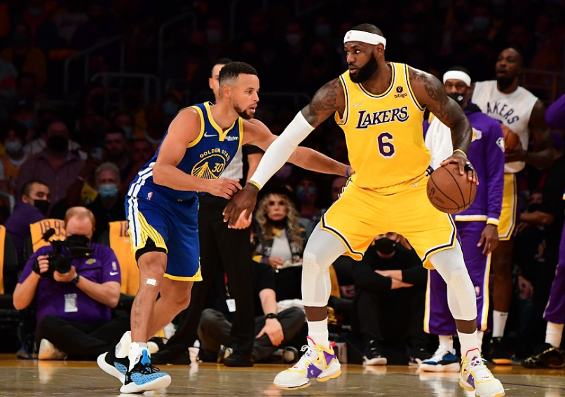 勇士隊(duì)|34+11+5，還是輸了！湖人遭勇士逆轉(zhuǎn)，詹姆斯扭頭就走