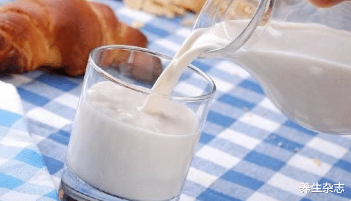 抗癌|每天一杯牛奶,40岁大姐不幸瘫痪,医生:喝一口等于熬夜十天,快扔掉