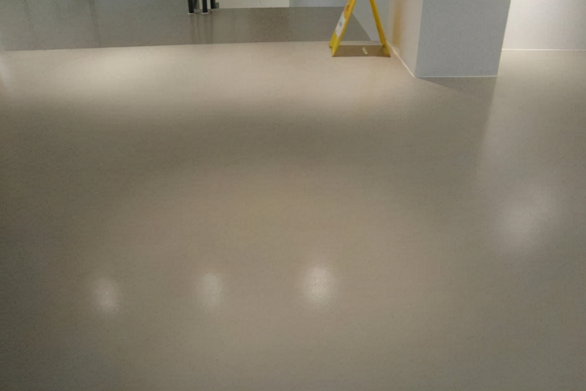 房子不要贴瓷砖了，直接铺水泥省钱又好看，难怪有钱人都喜欢