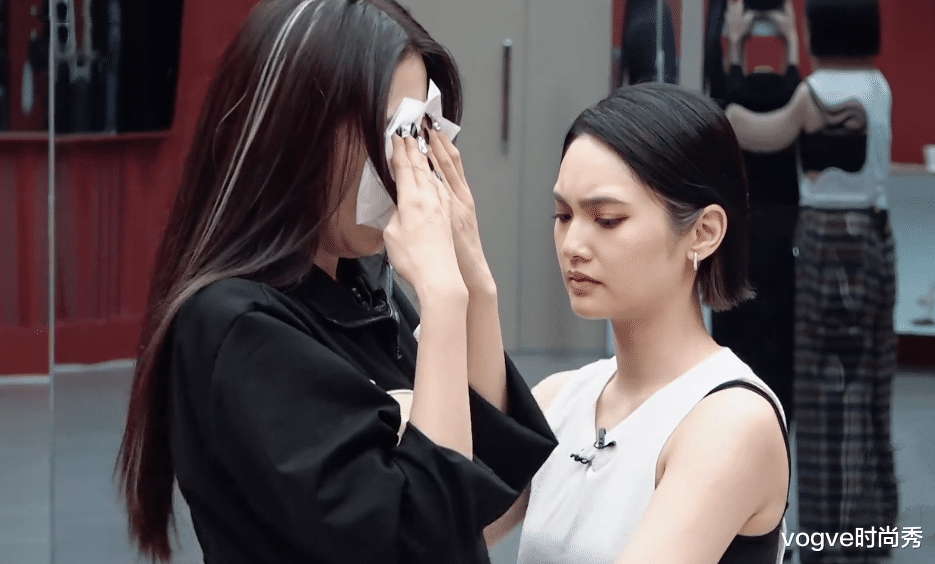 杨丞琳|腿不够长怎么坐高脚凳，看到杨丞琳的坐姿，这双腿我能看10遍