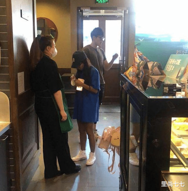 吉克隽逸|恋爱实锤!吉克隽逸首次带男友走机场,向190男友撒娇炫耀美甲