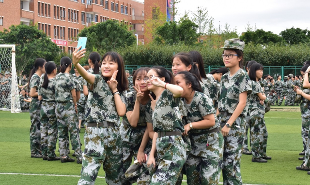 家有二宝育儿|985院校学生集体出现“内讧”，一言不合互相举报，网友：至于吗