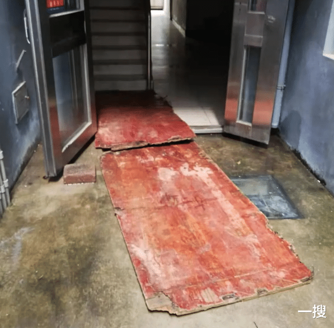 一搜 广西某小区厕所倒灌20天无人处理？这个小区业主已炸锅！