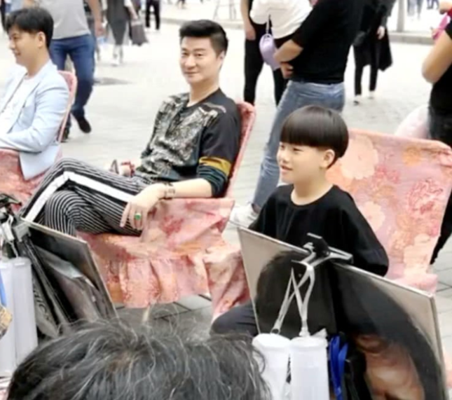 范冰冰|范冰冰爸爸机场秀翡翠，穿黑色大衣倍显气质，六十多岁还这么精致