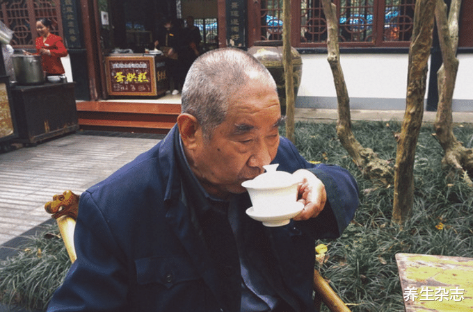 脂肪肝|卫生组织呼吁：停止饮用“1茶叶”，比喝酒还伤肝，转告家人趁早扔