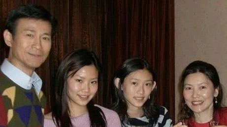 郑少秋|郑少秋的三段婚姻四个女儿，却同父不同命，她是最有出息的一位