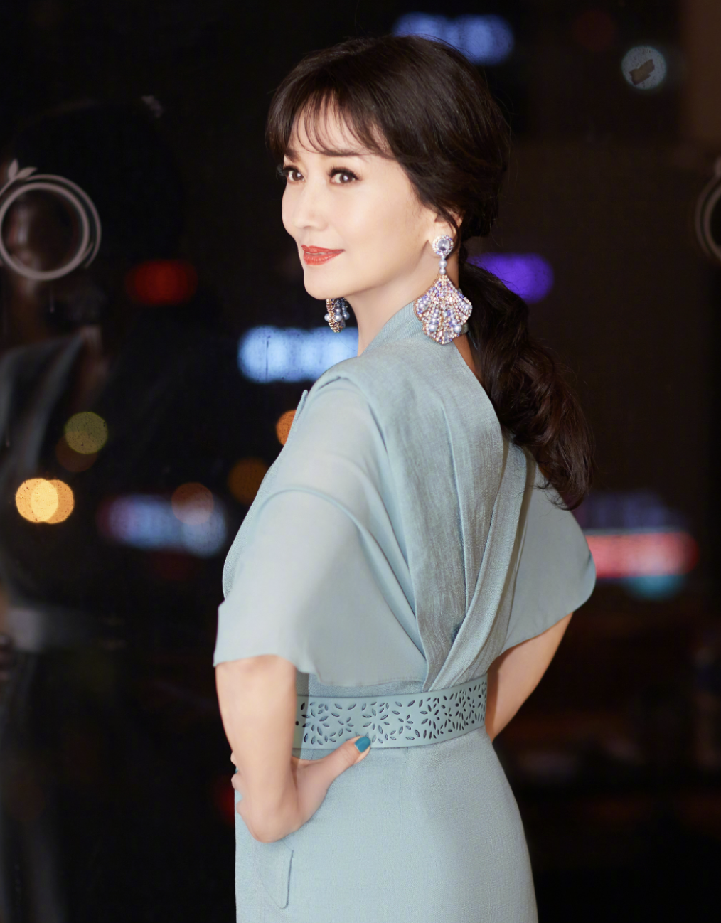 赵雅芝|赵雅芝时隔29年西湖边撑伞漫步,波点裙配卷发腰肢纤细,哪像66岁