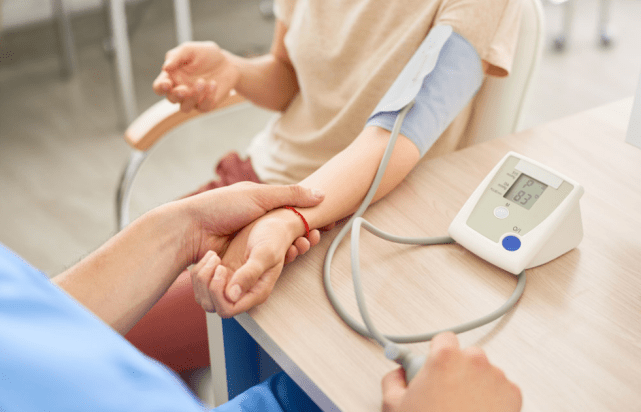 龚医生说健康|高血压人群:太快有风险!这三种时刻放缓速度,更有益于身体健康