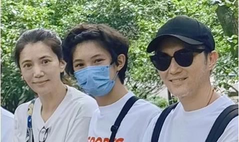 陈小春|魔童出事并非偶然，袁咏仪深夜回应遭到吐槽，陈小春被拉来挡枪？