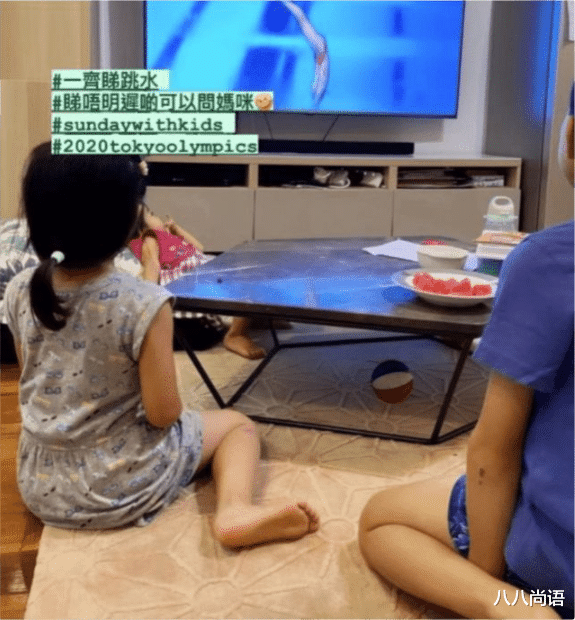 郭晶晶|郭晶晶仨娃齐聚，3岁小女儿躺着看电视太懒散，参加派对却是淑女