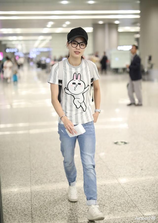Ainee小屋|吴敏霞和老公穿情侣装，T恤搭配牛仔裤清新减龄，穿搭随性不随意