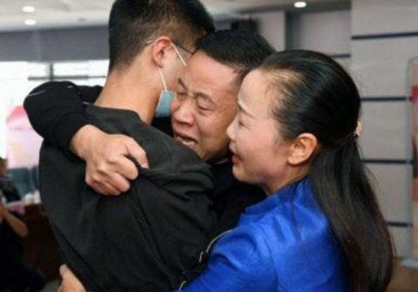 |“无下限”直播者!孙海洋家遭多名主播围追堵截,入夜仍未离开?