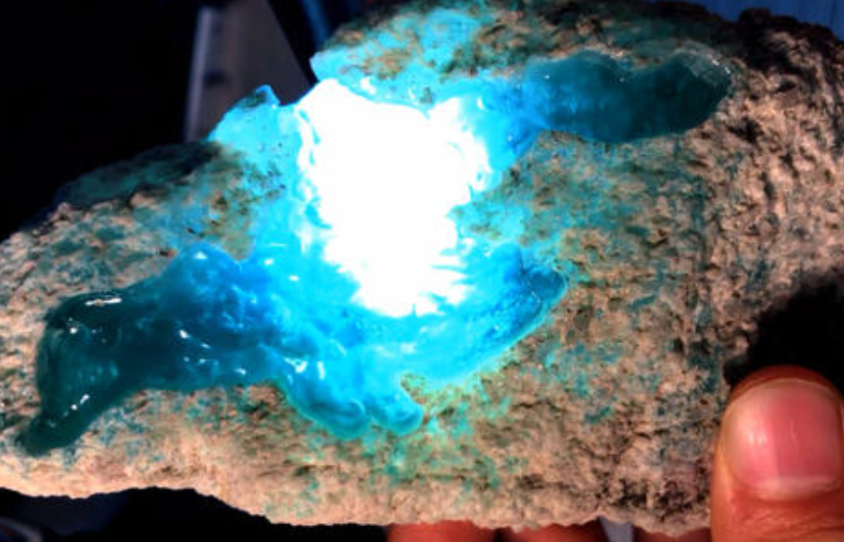 |又一传奇赌石，切开浑身是裂还能掏出百万级手镯！这运气太好了