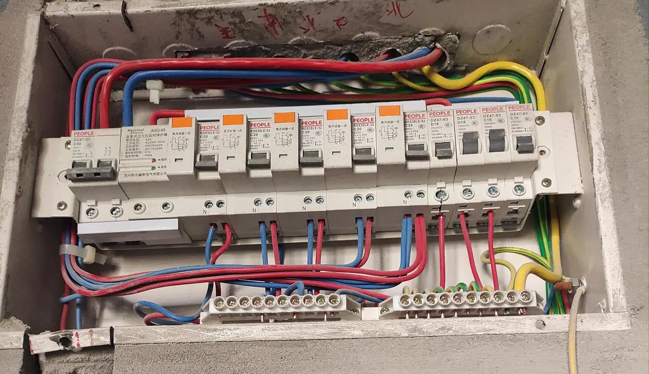家装改电路，慎用一个房间一个回路的方式，否则离跳闸就不远了
