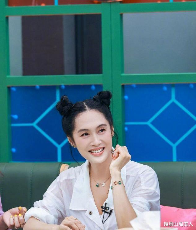 穿衣搭配|朱茵才是真“不老女神”，扎哪吒头配碎花短裙俏皮可爱，状态在线