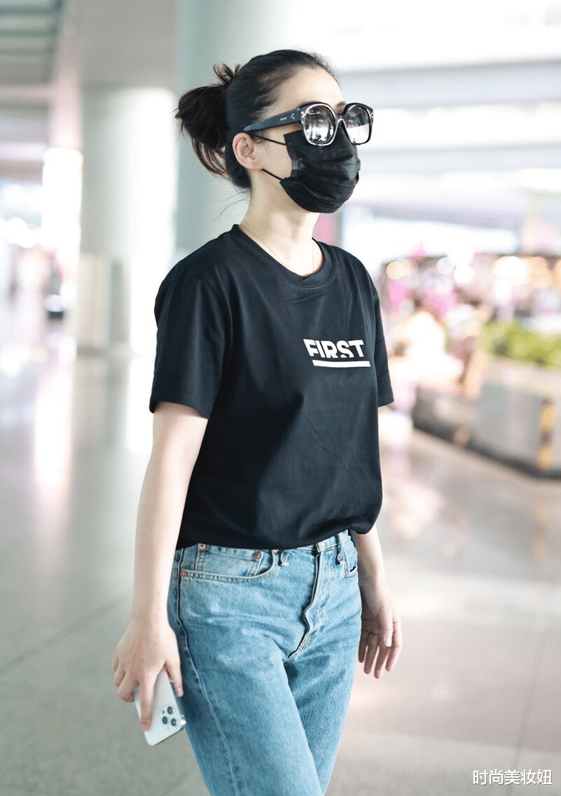 时尚美妆妞|梅婷瘦身后太会穿了，黑色T恤配拼色牛仔裤走机场，简约却很高级