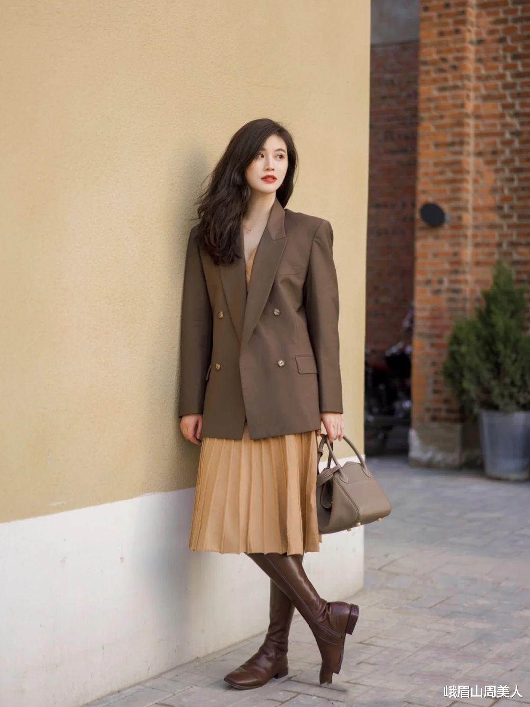 峨眉山周美人|郭碧婷最新近照曝光，穿西装配长靴很有范，但看着“臃肿”了不少
